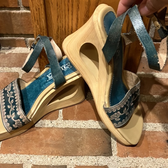EUC Sz 6M Mudd leather sandal wedges - Picture 3 of 8
